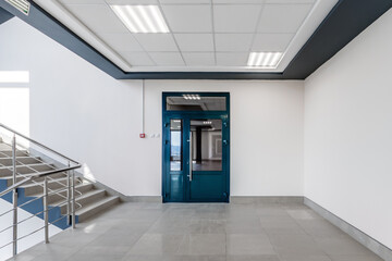 Naklejka premium panorama view in empty modern hall with columns, doors and panoramic windows.