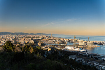 Blick auf den alten Hafen und die Stadt Barcelona im Abendlicht, Spanien