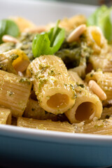 Pasta con pesto alla genovese, cibo italiano 