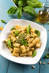 Pasta con pesto alla genovese, cibo italiano 
