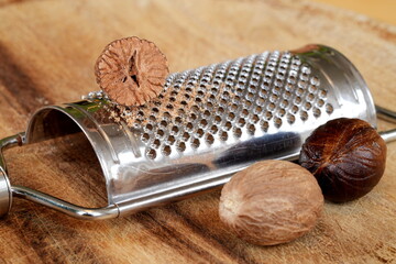 Muskatnuss mit und ohne Schale, Muskatnüsse, Gewürz, Nuss, Makro, Reibe, Schale, Holz, Brett,...