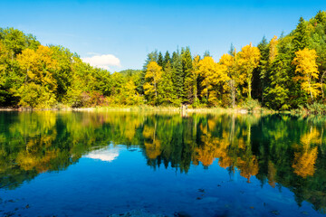 riflessi autunnali nel lago di percile