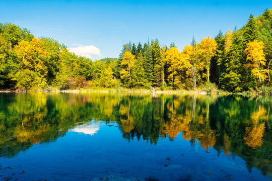 riflessi autunnali nel lago di percile
