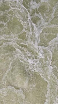 Wasser Strudel am Wehr