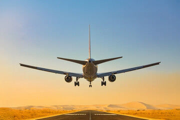 夕焼けの砂漠、滑走路、フライトする飛行機