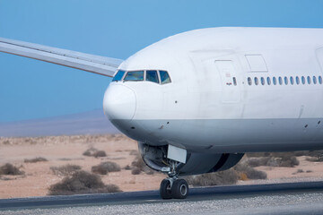砂漠の空港に飛行機、大きな胴体