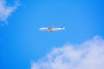 白い雲と青空、飛行機が飛ぶ、シンプル
