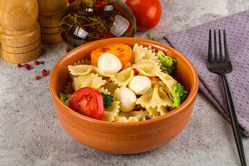 Pasta farfalle with mozzarella and tomato