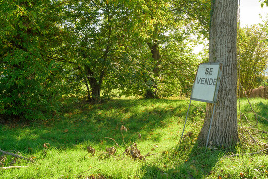 Cartel de "se vende" en parcela rural