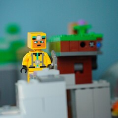 Naklejka premium Closeup shot of a Lego Minecraft figurine against a blurry background.