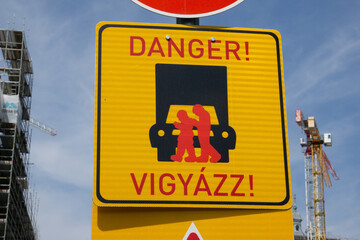 Cartello di pericolo su un cantiere, Budapest, Ungheria, con la scritta vigyazz che significa fai...