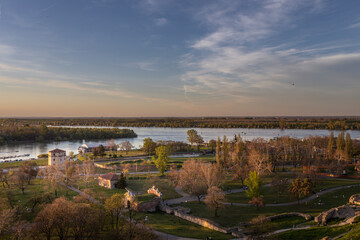 Obraz premium Beautiful view of a river with a town in the background