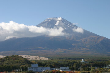 青空に富士山が眩しく冴えわたる（日本）