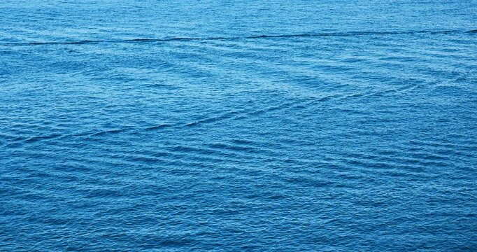 Correnti sulla superfice del mare con movimento rallentato dopo il passaggio di barche a motore 
