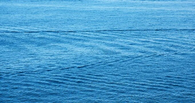 Correnti sulla superfice del mare dopo il passaggio di barche a motore