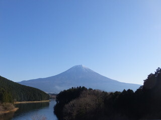 青空と富士山と田貫湖（日本）