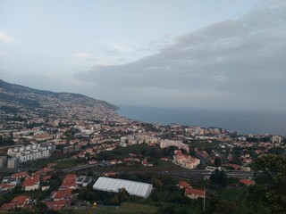 Obraz premium natureza, ar livre, paisagem, montanha, verde, azul, céu, nuvens, mar, oceano, onda, floresta, árvores, água, paz, paraíso, relaxamento, viagem, portugal, madeira, ilha da madeira