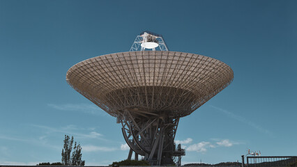 Long distance satellite communications antenna