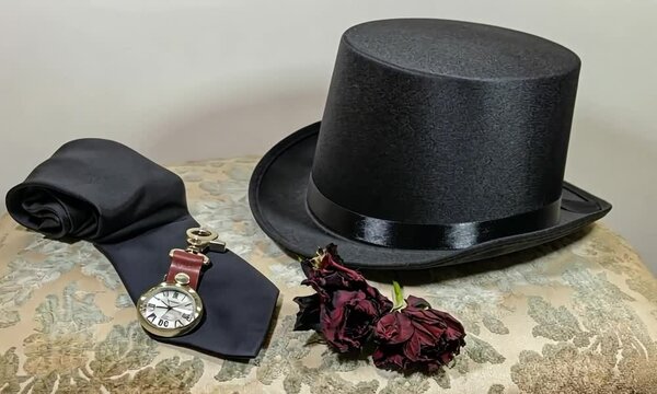 Ensemble d'accessoires pour homme avec chapeau haut de forme noir, cravate, montre &agrave; gousset et rose rouge pour boutonni&egrave;re, &eacute;l&eacute;gance classique et r&eacute;tro