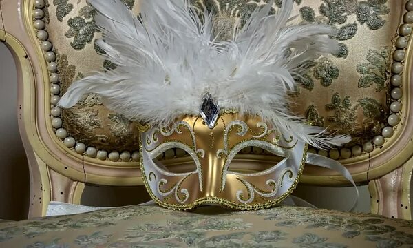 masque de carnaval blanc et or, loup dor&eacute; orn&eacute; de plumes blanches &eacute;l&eacute;gantes, ambiance festive et myst&eacute;rieuse pour carnaval de Venise
