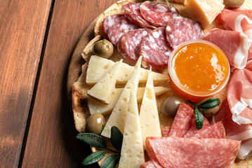 Tagliere di salumi e formaggi tipici italiani, antipasti europei 