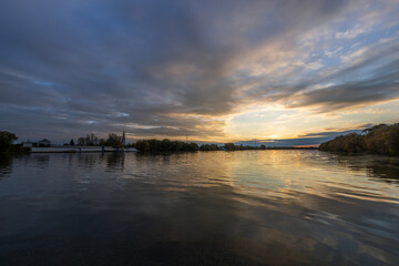 Obraz premium The sky is cloudy and the sun is setting