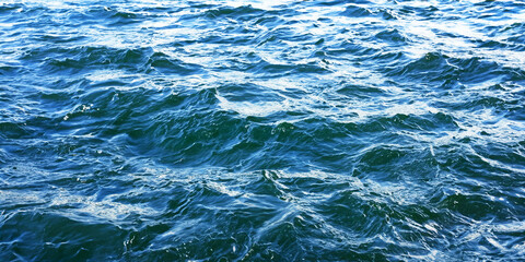 Obraz premium Vibrant blue ocean waves capturing dynamic movement and natural beauty