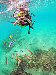 menina em mergulho no oceano 