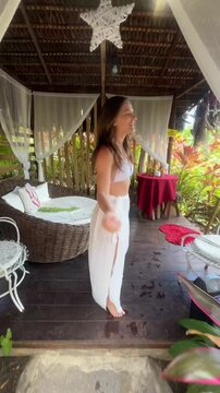 mulher feliz em para&iacute;so tropical shui brasil 