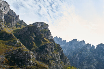 Obraz premium Majestic Mountain Landscape with Rugged Cliffs