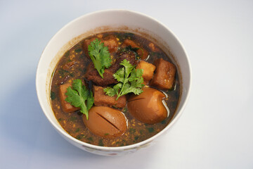 The food that Thai people like to eat is braised eggs with tofu and pork.