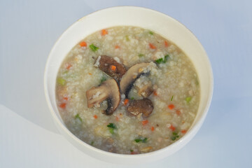 The food that Thai people like to eat for breakfast is rice porridge with minced pork and mushrooms.