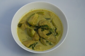 Another food that Thai people like to eat is green curry with catfish balls.