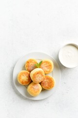 Cottage cheese pancakes (syrniki or curd fritters)