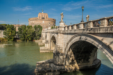 Obraz premium castel sant'angelo, mausoleum of hadrian, river tiber, rome, bridge of angels, holy angel, tiber, river, italy, italian, roma, vatican, europe, bridge, architecture, water, castle, ancient, building, 