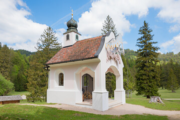 beautiful chapel Lauterseekapelle, hiking destination mittenwald, green forest