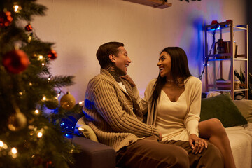 Obraz premium Celebrating love and warmth, a couple shares laughter and happiness during the holiday season.