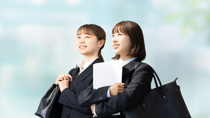2人の就活生・新入社員の若い女性