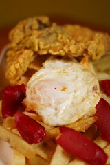 comida rapida , papas fritas , pollo frito
