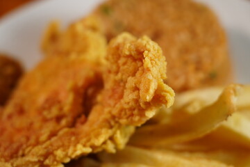 comida rapida , papas fritas , pollo frito
