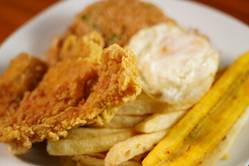 comida rcomida rapida , papas fritas , pollo frito
apida 