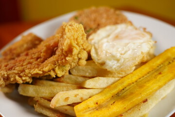 comida rapida , papas fritas , pollo frito
