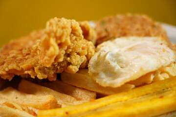 comida rapida , papas fritas , pollo frito
