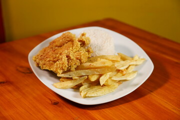 comida rapida , papas fritas , pollo frito
