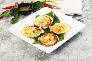 Griiled scallops in shell with cheese