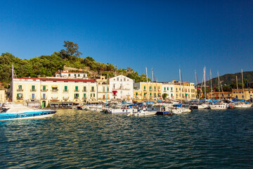 Isola di Ischia. Forio, Ischia ponte e il porto, un mare e un paesaggio marino nella provincia di Napoli.