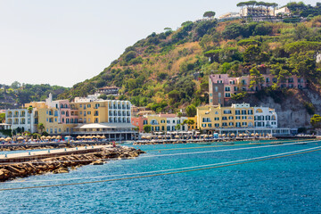 Località di Lacco Ameno nell'isola di Ischia. Una piccola isola sulla costa in provincia di Napoli