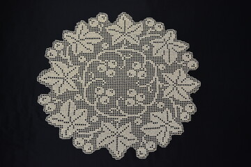 Round napkin with grape leaves, crocheted using fillet knitting technique
