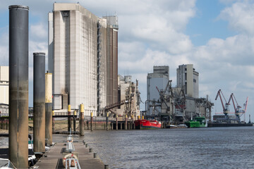 Siloanlagen und Schiffsliegeplätze - Güterumschlag in einem deutschen Seehafen