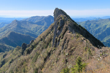 三ノ鎖上から望む石鎚山天狗岳